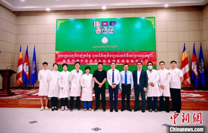 1月5日，中柬中醫藥中心、援柬中國中醫醫療隊赴柬埔寨國家銀行開展義診活動。援柬中國中醫醫療隊供圖